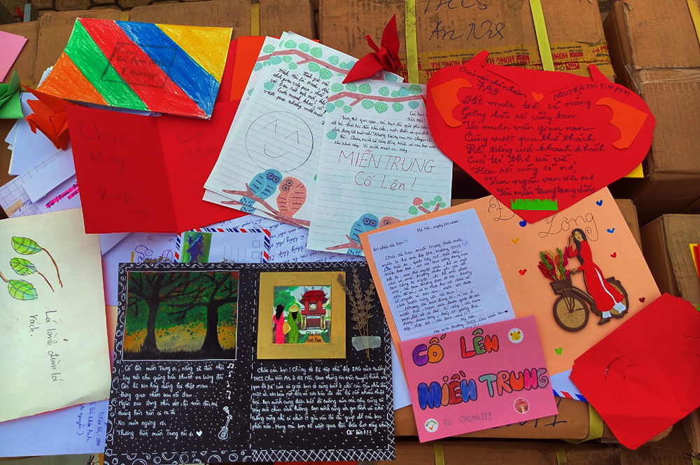 Những thông điệp yêu thương được gửi gắm qua cánh hạc giấy và các tấm bưu thiếp do các bạn nhỏ tự tay thiết kế.